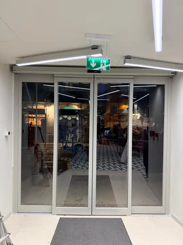 Porta automática FAAC AS3010 com vidro laminado 44.1 numa loja de proximidade