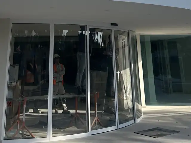 Porta automática semicircular CurveSlide no Hotel de Luxo em Vale do Lobo