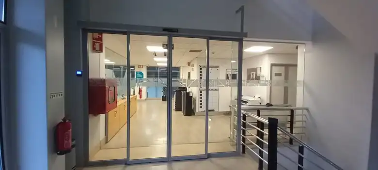 Portas automáticas de vidro FAAC na zona de escritórios de uma sede empresarial em Loures