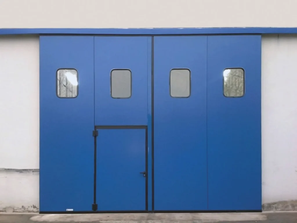 Porta deslizante BREDA Atlante azul RAL 5010, de duas folhas, com visores e porta de passagem integrada