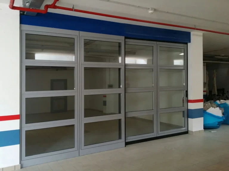 Porta deslizante BREDA Atlante em cinza RAL 9006 com painéis envidraçados