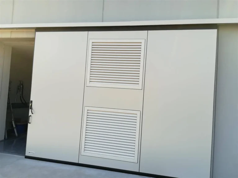 Porta deslizante BREDA Atlante com grelhas de ventilação de lâminas