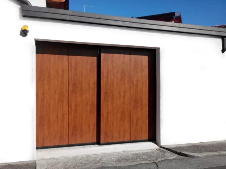 Porta deslizante BREDA Atlante motorizada com acabamento imitação madeira