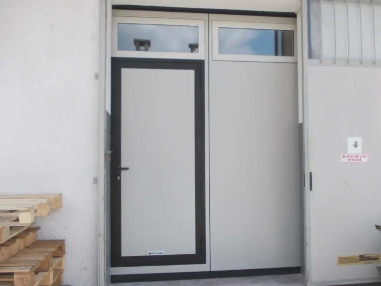 Porta deslizante BREDA Atlante com porta de passagem com soleira integrada na folha