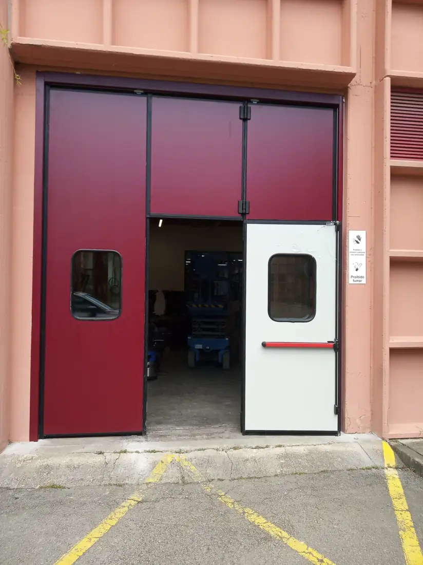 Porta de serviço aberta na folha central da porta de harmónio, nas oficinas da CP