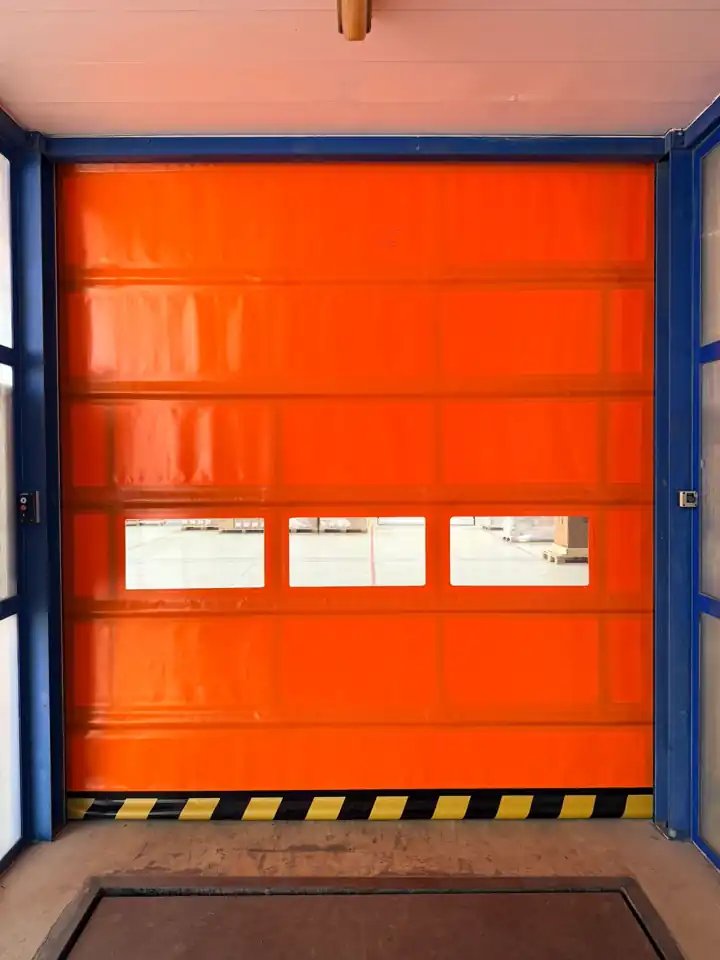 Porta rápida de encartar em PVC laranja com visores, vista do interior do armazém