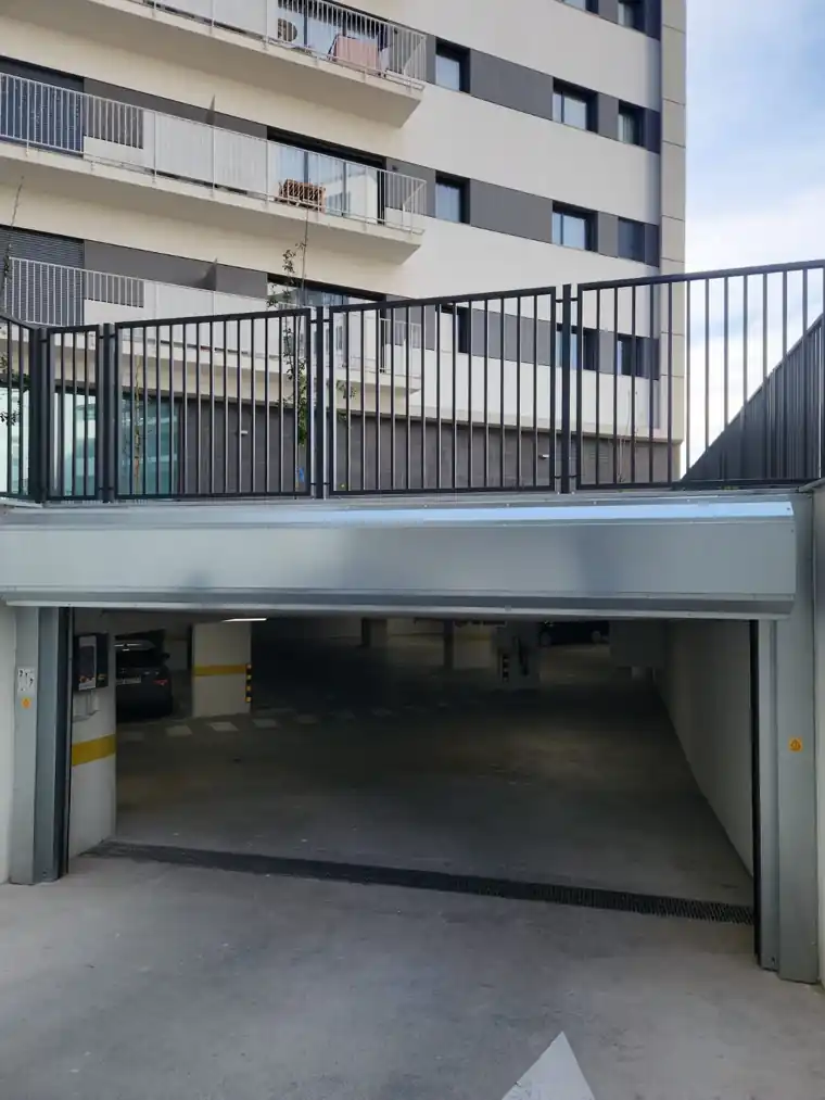 Porta rápida espiral BREDA Thunder na garagem de um condomínio na Alta de Lisboa