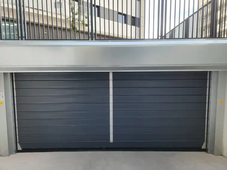 Porta rápida espiral Thunder fechada na entrada da garagem