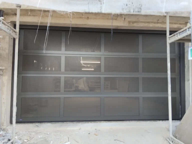 Porta seccionada Oxford Aluline microperfurada fechada, vista do exterior, no HCC Portimão