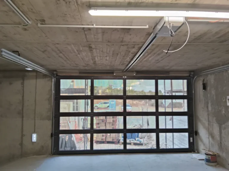 Interior da garagem do HCC Portimão com a porta microperfurada e o motor de teto FAAC D1000
