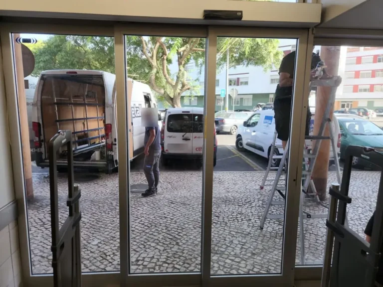 porta-telescopica-auchan-lisboa-fechada