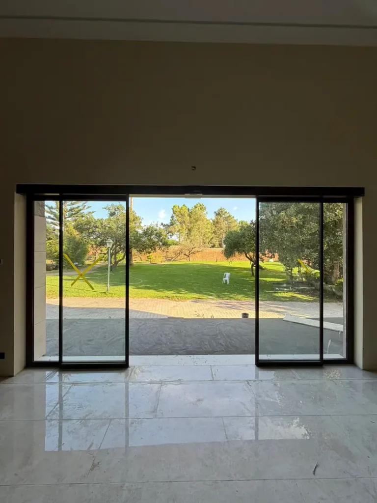 Portas automáticas RF34 abertas, vistas do interior da sala da quinta de eventos em Santo André