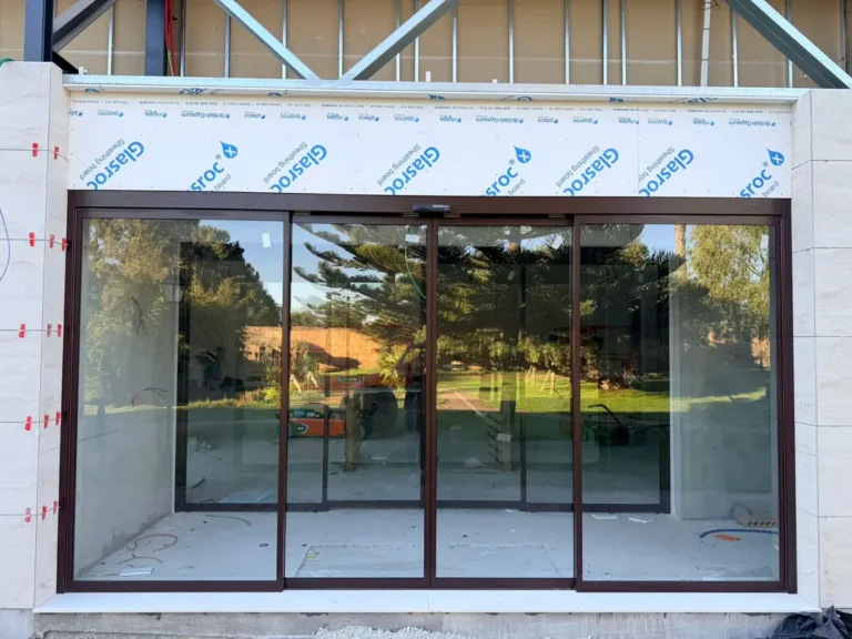 Portas automáticas RF34 vistas do exterior, ainda durante a obra da quinta de eventos em Santo André
