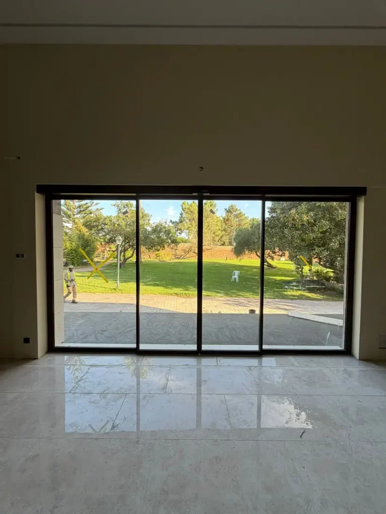 Portas automáticas RF34 fechadas, vistas do interior da sala da quinta de eventos em Santo André