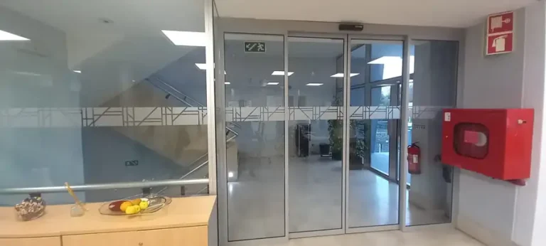 Portas Automáticas Integradas na Arquitetura: Sede da Hydro em Prior Velho