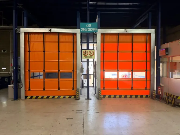Duas portas rápidas de encartar Refral Pack nos cais de carga 3 e 4 de um armazém em Sintra