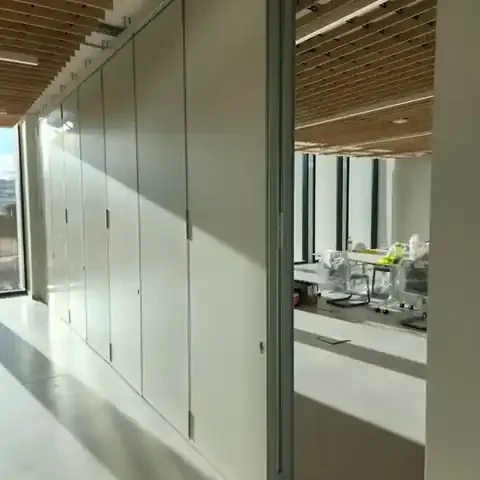 Parede móvel de harmónio WINAB com o pacote de painéis recolhido, sala multiusos do Centro de Capacitação STET em Beja