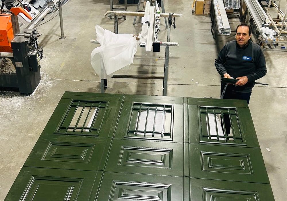 Porta seccionada em madeira em fabrico na fábrica da Refral