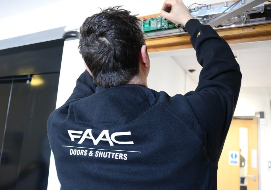 Técnico da Refral em assistência a uma porta automática de vidro